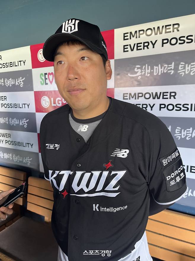 KT 김현수가 28일 잠실 LG전을 앞두고 인터뷰하고 있다. 잠실 | 김하진 기자