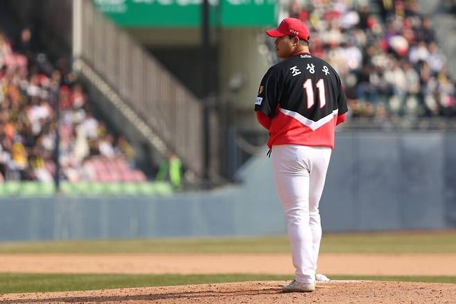 ▲ 무너진 정해영을 급히 구원했으나 아웃카운트 하나도 잡지 못하고 끝내기 폭투를 내준 조상우 ⓒKIA타이거즈