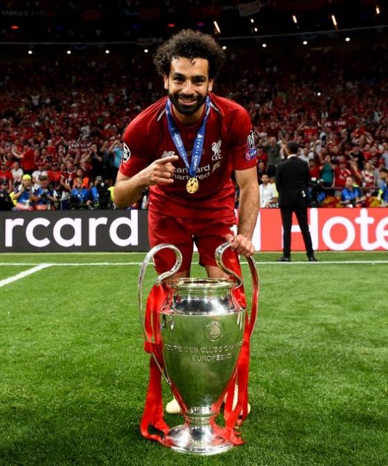 25일(한국시간) 모하메드 살라와 동행이 끝났음을 밝힌 리버풀. 챔피언스리그 우승 트로피와 포즈를 취하고 있는 모하메드 살라. /사진=리버풀 공식 사회관계망서비스(SNS)