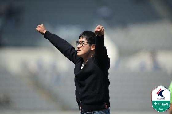 이정효 수원 삼성 감독이 28일 오후 2시 용인 미르스타디움에서 열린 하나은행 K리그2 2026 5라운드 용인FC전에서 선제골이 터지자 두 팔을 벌리며 기뻐하고 있다. /사진=한국프로축구연맹 제공