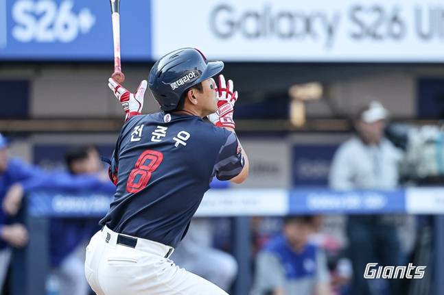 8회 홈런을 쏘아올린 전준우. /사진=롯데 자이언츠