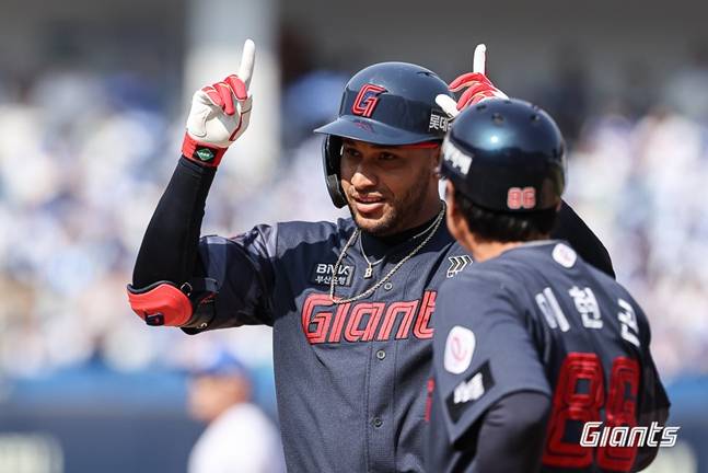 홈런 포함 멀티히트로 활약한 레이예스. /사진=롯데 자이언츠