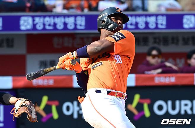 안타를 날리는 한화 페라자.