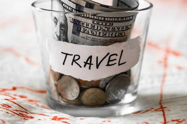 다수의 소비 심리 연구 결과는 물건보다 경험에 돈을 쓰면 더 큰 행복감을 느낀다고 설명한다. GETTYIMAGES