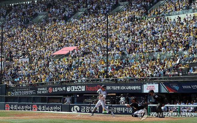 프로야구 개막전 구름 관중 (서울=연합뉴스) 류영석 기자 = 28일 서울 잠실야구장에서 열린 프로야구 kt와 LG의 개막전을 야구팬들이 지켜보고 있다. 2026.3.28 ondol@yna.co.kr