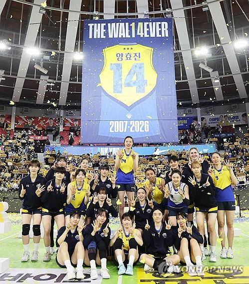 은퇴식 기념사진 찍는 양효진 (수원=연합뉴스) 홍기원 기자 = 여자 프로배구 현대건설 힐스테이트 양효진이 8일 경기도 수원실내체육관에서 열린 은퇴식에서 선수들과 기념사진을 찍고 있다. 2026.3.8. xanadu@yna.co.kr