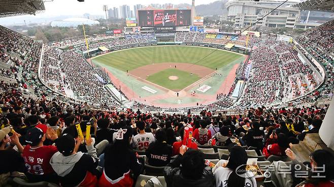29일 인천 미추홀구 SSG랜더스필드에서 열린 2026 KBO리그 개막 2연전 SSG 랜더스와 KIA 타이거즈의 경기에서 많은 관중들이 응원을 펼치고 있다. SSG는 이날 SSG랜더스필드 전 좌석(2만3천석)을 모두 판매하며 2023년부터 4년 연속 개막 2연전 매진 기록을 이어갔다.정선식기자