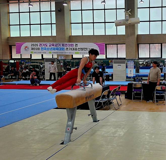 28~29일 수원북중 체조체육관에서 열린 제55회 전국소년체육대회 기계체조 경기도 대표 선발전에서 남자 15세 이하부 개인종합 1위에 오른 안재현(수원북중)이 안마 위에서 연기를 펼치고 있다.