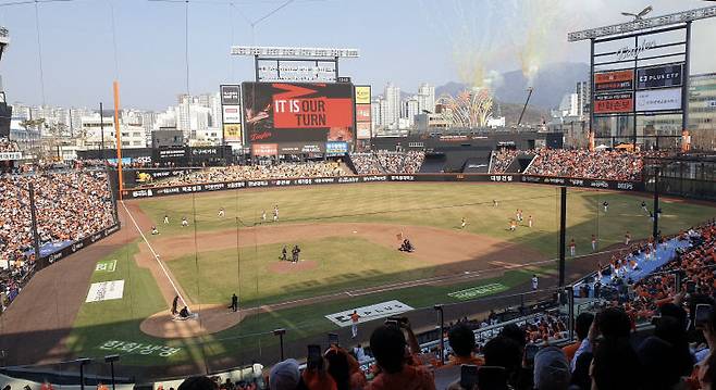 28일 대전한화생명볼파크에서 열린 한화 이글스의 홈 개막전을 1만 7000명의 관중들이 관람하고 있다.(사진=심효준 기자)