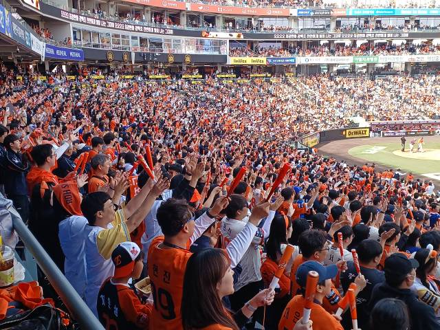 29일 한화이글스와 키움 히어로즈의 KBO 2차전이 열린 대전 한화생명 볼파크에서 관중들이 강백호의 홈런에 환호하고 있다. 사진=권혁조 기자.