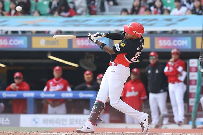 KIA 타이거즈 외국인 타자 카스트로가 29일 인천 SSG랜더스필드에서 열린 SSG 랜더스와의 원정 경기에서 7회 2사 이후 우측 담장을 넘기는 투런 홈런을 쏘아올리고 있다. /사진=KIA 타이거즈 제공