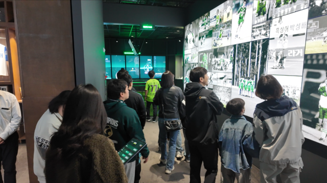 28일 공식 개관한 전북 현대 클럽 뮤지엄을 찾은 팬들이 전북현대모터스FC 창단 초기부터 현재까지의 성장 과정을 담은 전시 공간을 둘러보며 당시의 경기 장면을 추억하고 있다. / 유민성 기자