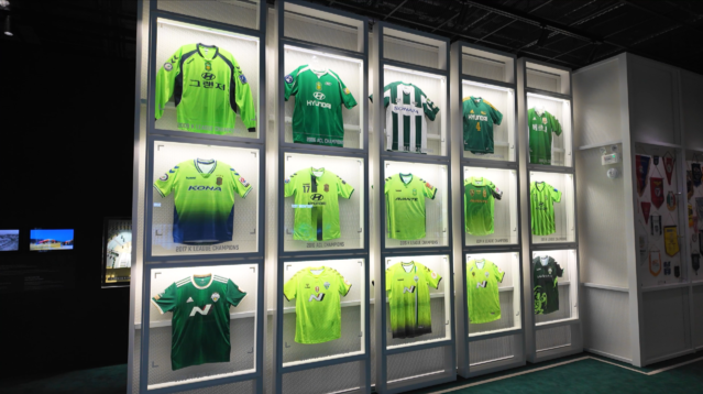 창단 초기부터 현재까지의 역사를 담은 유니폼들이 ‘하프타임’ 구역 벽면에 전시되고 있다. / 유민성 기자