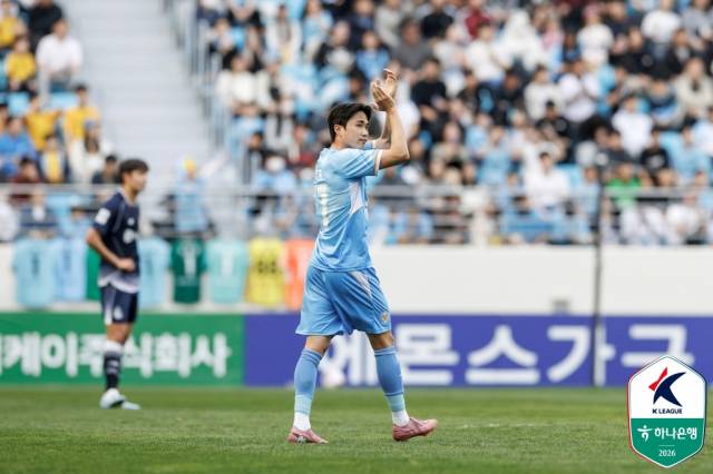프로축구 K리그2 대구FC의 김주공이 전반 21분 골을 넣은 뒤 박수를 치고 있다. K리그 제공