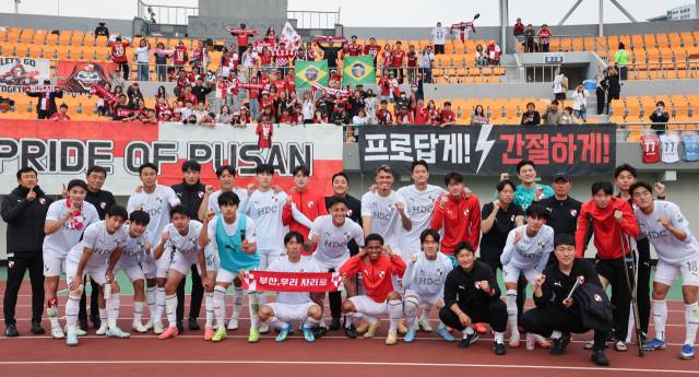 부산아이파크가 29일 충북 청주종합운동장에서 열린 청주FC와의 경기에서 2-1로 승리한 뒤 팬들과 기념촬영을 하고 있다. 부산아이파크 제공