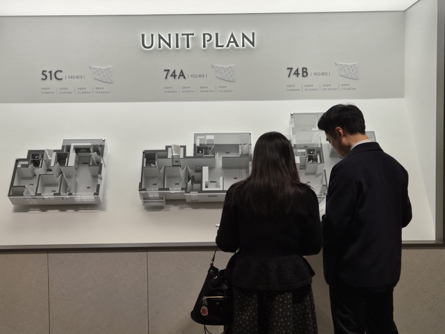 ‘더샵 신길 센트럴시티’ 견본주택 내부에 비치된 유니트 평면도를 방문객이 살펴보고 있다. (김선호 기자)