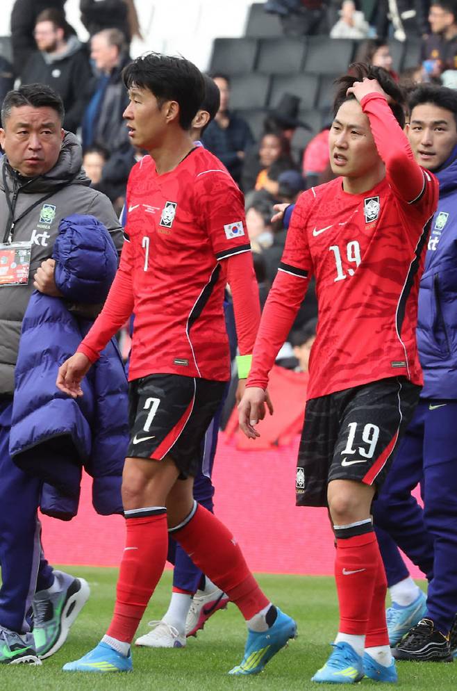 한국축구국가대표팀이 손흥민과 이강인이 28일(현지시간) 영국 밀턴킨스 스타디움 MK에서 열린 코트디부아르와 평가전에서 0-4로 패하고 아쉬워하고 있다.