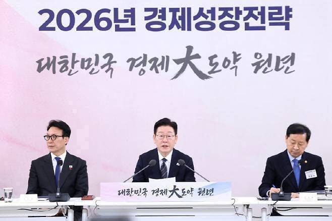구윤철 경제부총리 겸 재정경제부 장관(사진 맨오른쪽)과 금융위원회는 지난 1월9일 이재명 대통령 주재로 김민석 국무총리 등이 참석한 가운데 열린 경제성장전략 국민보고회에 △1분기에 스테이블코인 관련 디지털자산 기본법(2단계 입법) 제정안 처리 △올 하반기에 외국환거래법 등 관련된 각종 법안 개정 △연내 디지털자산 현물 상장지수펀드(ETF) 도입 추진 등을 포함한 2026년 경제성장전략을 보고했다. (사진=청와대 사진기자단)