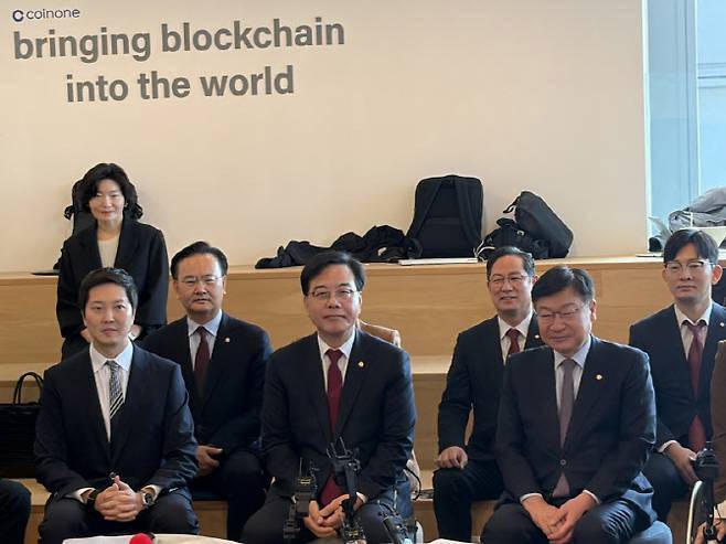 송언석(왼쪽 앞줄 가운데) 국민의힘 원내대표가 지난 25일 서울 여의도 코인원 본사에서 열린 두나무(업비트), 빗썸, 코인원, 코빗, 스트리미(고팍스) 등 5대 가상자산 거래소 대표들과의 현장 간담회에서 가상자산 과세 폐지 입장을 밝히고 있다. (사진=이정훈 이데일리 기자)