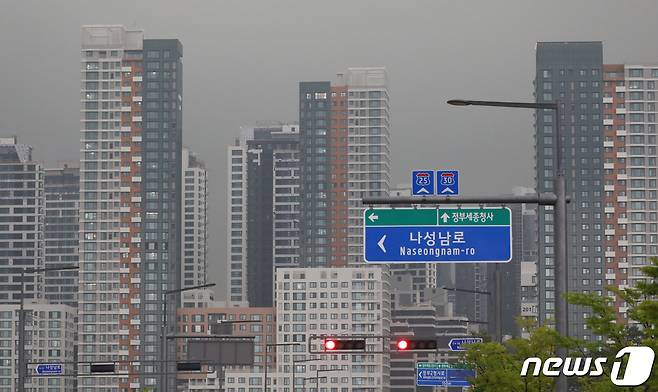 세종시 나성동에서 정부세종청사 방향으로 바라본 아파트 단지.ⓒ 뉴스1 장수영 기자