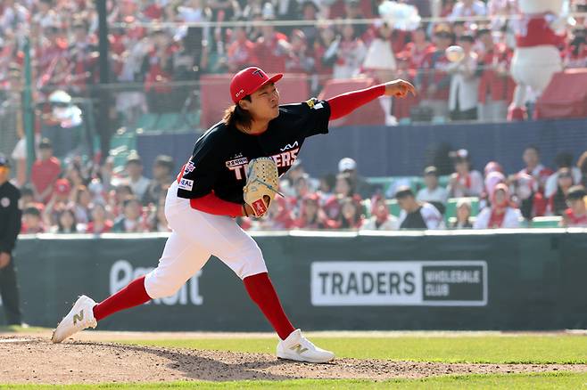 KIA 김범수가 28일 인천SSG랜더스필드에서 열린 2026 KBO리그 정규시즌 SSG와 개막전에서 힘차게 공을 던지고 있다. 사진 | SSG 랜더스