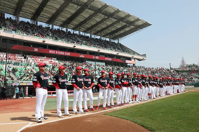 KIA 선수단이 28일 인천SSG랜더스필드에서 열린 2026 KBO리그 정규시즌SSG와 개막전을 앞두고 그라운드에 도열하고 있다. 사진 | SSG 랜더스