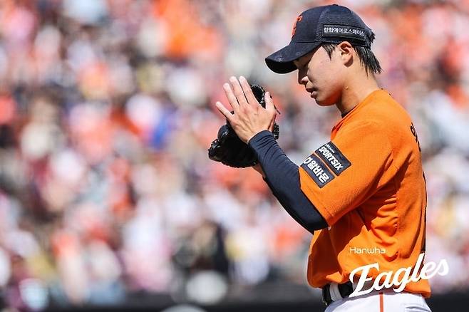 왕옌청이 투구 후 박수를 치고 있는 모습. 사진 | 한화 이글스