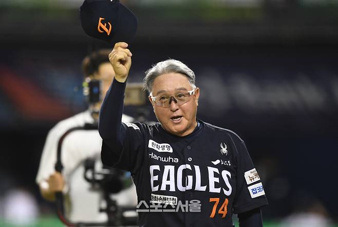 한화 김경문 감독이 22일 서울 잠실구장에서 열린 2025 KBO리그 두산과 경기 후 관중에 인사를 하고 있다. 2025. 7. 22. 잠실 | 최승섭기자 thunder@sportsseoul.com