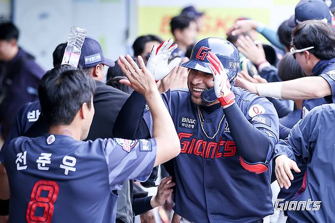 롯데 레이예스(가운데)가 29일 대구삼성라이온즈파크에서 열린 2026 KBO리그 정규시즌 삼성전에서 7회초 좌월 3점포를 터뜨린 뒤 더그아웃으로 돌아와 전준우와 하이파이브 하고 있다. 사진 | 롯데 자이언츠