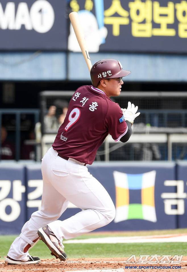 24일 잠실구장에서 열린 LG와 키움의 시범경기. 4회초 2사 만루 키움 안치홍이 적시타를 날리고 있다. 잠실=박재만 기자 pjm@sportschosun.com/2026.03.24/