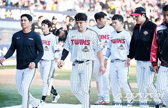 28일 잠실야구장에서 열린 KT와 LG의 개막전. KT가 11대7로 승리했다. 패한 LG 선수들이 아쉬움의 발걸음을 옮기고 있다. 잠실=허상욱 기자wook@sportschosun.com/2026.03.28/