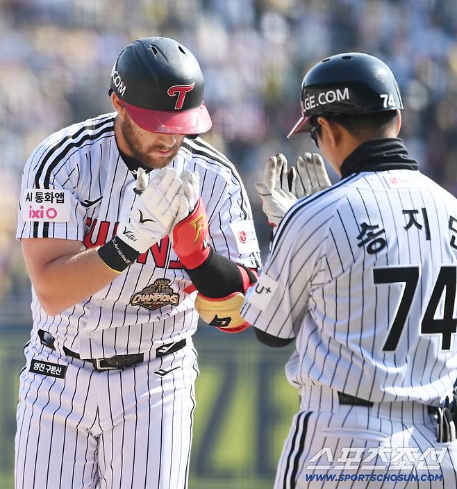 28일 잠실야구장에서 열린 KT와 LG의 개막전. 3회말 1사 1루 LG 오스틴이 안타를 치고 기쁨을 나누고 있다. 잠실=허상욱 기자wook@sportschosun.com/2026.03.28/