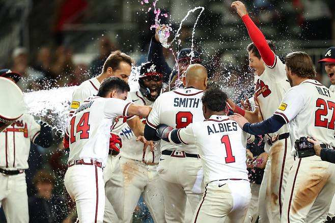 Mar 28, 2026; Cumberland, Georgia, USA; Atlanta Braves first baseman Dominic Smith (8) hits a walk-off grand slam against the Kansas City Royals in the ninth inning at Truist Park. Mandatory Credit: Mady Mertens-Imagn Images
<저작권자(c) 연합뉴스, 무단 전재-재배포, AI 학습 및 활용 금지>