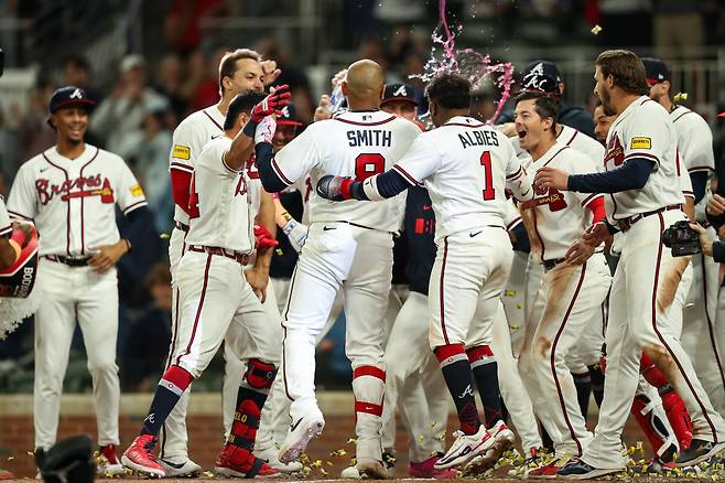 Mar 28, 2026; Cumberland, Georgia, USA; Atlanta Braves first baseman Dominic Smith (8) hits a walk-off grand slam against the Kansas City Royals in the ninth inning at Truist Park. Mandatory Credit: Mady Mertens-Imagn Images
<저작권자(c) 연합뉴스, 무단 전재-재배포, AI 학습 및 활용 금지>