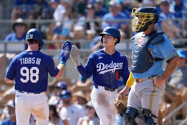 Los Angeles Dodgers' Hyeseong Kim (6), of South Korea, and James Tibbs III (98) celebrate their runs scored as Milwaukee Brewers catcher Gary Sanchez pauses near home plate during the third inning of a spring training baseball game, Monday, March 16, 2026, in Phoenix. (AP Photo/Ross D. Franklin)
<저작권자(c) 연합뉴스, 무단 전재-재배포, AI 학습 및 활용 금지>