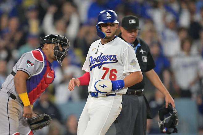 Mar 27, 2026; Los Angeles, California, USA; Los Angeles Dodgers shortstop Alex Freeland (76) reacts after scoring on an RBI single by right fielder Kyle Tucker (not pictured) in the eighth inning against the Arizona Diamondbacks at Dodger Stadium. Mandatory Credit: Jayne Kamin-Oncea-Imagn Images
<저작권자(c) 연합뉴스, 무단 전재-재배포, AI 학습 및 활용 금지>