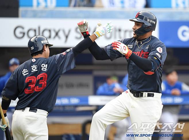 29일 대구 삼성라이온즈파크에서 열린 삼성과 롯데의 경기. 7회 삼성 배찬승 상대 3점 홈런을 날린 레이예스가 손호영과 하이파이브를 나누고 있다. 대구=송정헌 기자songs@sportschosun.com/2026.03.29/