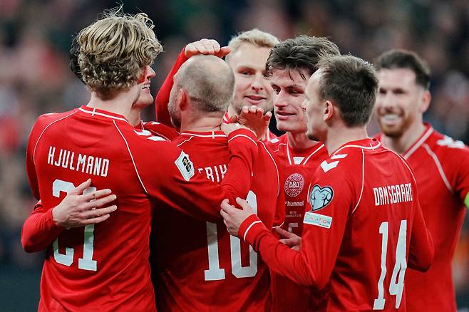 Denmark's players celebrate a goal scored by Denmark's midfielder #15 Christian Norgaard during the FIFA World Cup 2026 European qualification semi-final football match between Denmark and North Macedonia in Copenhagen on March 26, 2026. Denmark won the match 4-0. (Photo by Liselotte Sabroe / Ritzau Scanpix / AFP) / Denmark OUT
<저작권자(c) 연합뉴스, 무단 전재-재배포, AI 학습 및 활용 금지>
