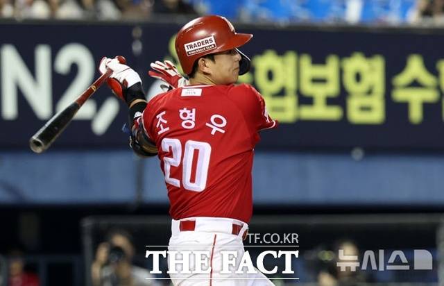 SSG 랜더스 포수 조형우가 29일 KIA 타이거즈전에서 고교동창 이의로로부터 선제 2타점 2루타를 날리며 승리를 이끌었다. /뉴시스