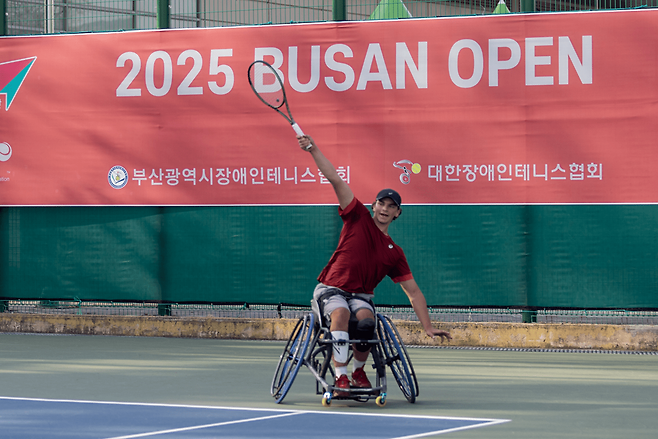 작년 부산오픈에서 백핸드를 구사하는 휠체어 테니스 선수. 대한장애인테니스협회