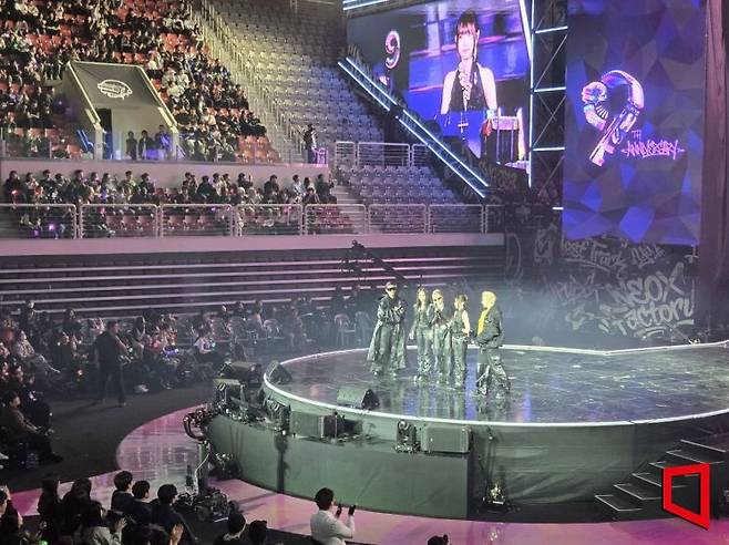 28일 서울 고려대학교 화정체육관에서 열린 펍지 9주년 페스티벌'에서 아이돌 그룹 '올데이 프로젝트'가 공연하고 있다. 노경조 기자