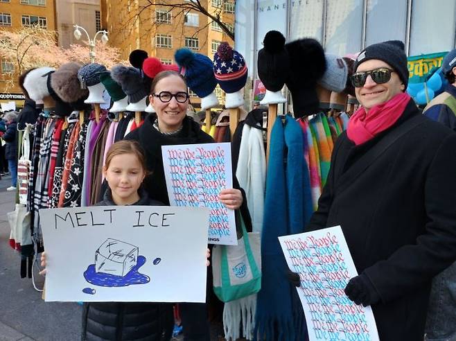 40세 제시카 문(가운데) 미국인 여성이 28일(현지시간) 미국 뉴욕 맨해튼 센트럴파크에서 남편, 자녀와 함께 '노 킹스'(No Kings) 집회에 참석한 이유를 설명하고 있다. 황윤주 기자