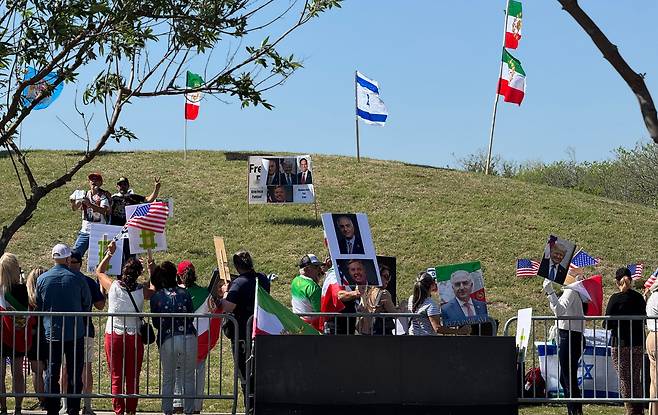 26일 텍사스주 그레이프바인의 보수정치행동회의(CPAC) 현장 앞에서 트럼프 정부의 이란 군사 작전을 지지하는 집회가 열리고 있다. /그레이프바인(텍사스주)=김은중 특파원