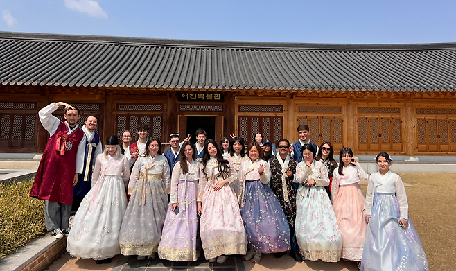 전북 전주시 한옥마을 경기전을 찾은 외국인 관광객들이 어진박물관을 배경으로 기념사진을 찍고 있다. 전주시는 지난해 전주를 방문한 외국인 관광객 10명 가운데 7명 이상이 숙박한 것으로 조사됐다고 밝혔다. 전주시 제공