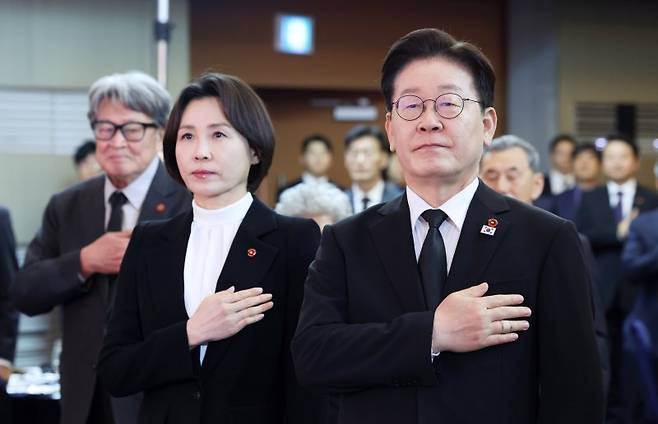 이재명 대통령과 김혜경 여사가 29일 제주시 한 호텔에서 열린 '제주 4.3 희생자 유족과의 오찬'에서 국민의례를 하고 있다. 대통령은 이 자리에서 국가폭력 범죄 공소시효 완전 폐지와 4·3 후속 제도개선 의지를 밝혔다. /사진=뉴시스