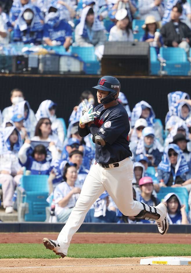 롯데 자이언츠 손호영이 29일 대구 삼성라이온즈파크에서 열린 2026 KBO리그 삼성 라이온즈 경기에서 4회말 솔로 홈런을 친 뒤 그라운드를 돌고 있다. 연합뉴스