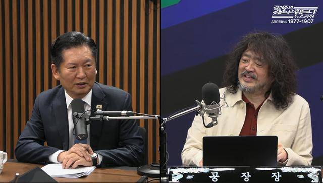 정청래 더불어민주당 대표가 18일 유튜브 방송 '김어준의 겸손은 힘들다 뉴스공장'에 출연해 발언하고 있다. 유튜브 캡처