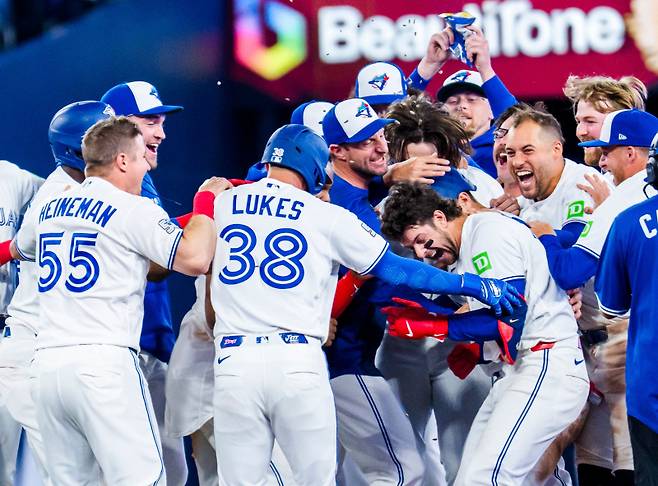 <yonhap photo-4478="">메이저리그(MLB) 토론토 블루제이스가 개막 2경기 연속 끝내기 승리를 거뒀다. Mark Blinch/Getty Images/AFP (Photo by MARK BLINCH / GETTY IMAGES NORTH AMERICA / Getty Images via AFP)/2026-03-29 08:15:39/ <저작권자 ⓒ 1980~2026 ㈜연합뉴스. 무단 전재 재배포 금지, AI 학습 및 활용 금지></yonhap>