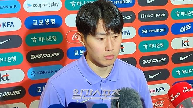 대표팀 이강인이 29일 영국 밀턴킨스의 스타디움 MK에서 끝난 코트디부아르와의 3월 A매치 친선전을 마치고 믹스트존에서 인터뷰하고 있다. 밀턴킨스=방재원 통신원
