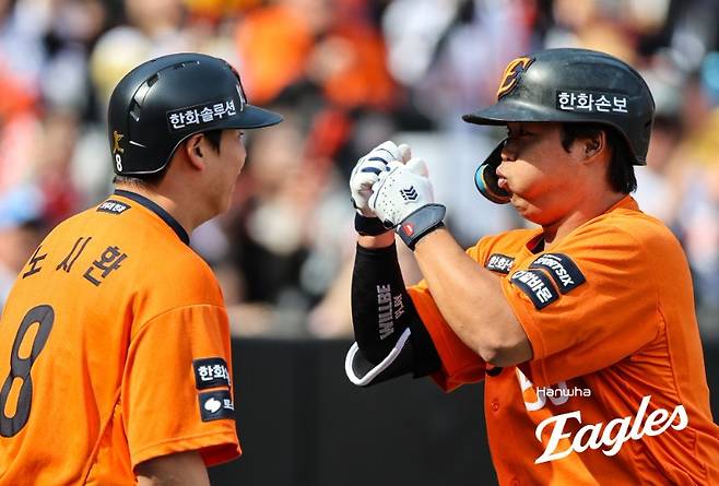 독수리 날개를 단 호랑이. 강백호(27)가 한화 이글스의 개막 2연승을 이끌었다.